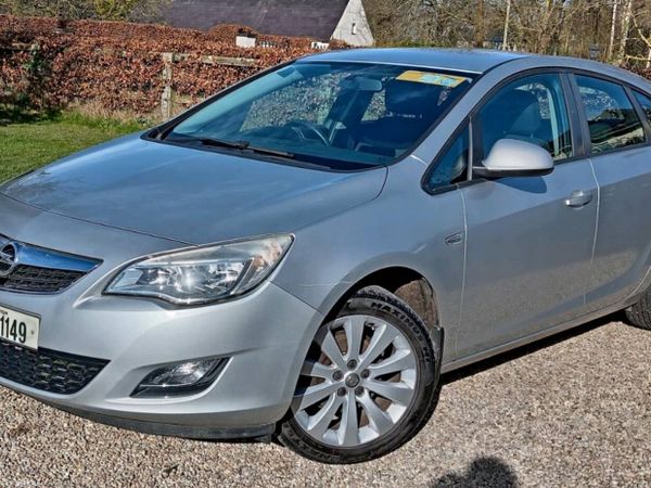 Opel Astra Hatchback, Petrol, 2010, Silver