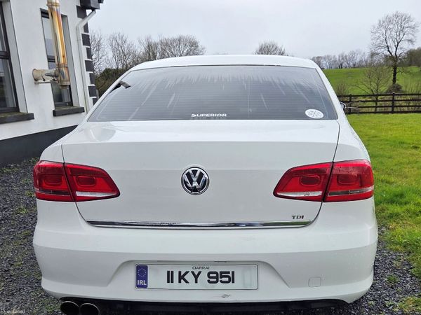 Volkswagen Passat Saloon, Diesel, 2011, White