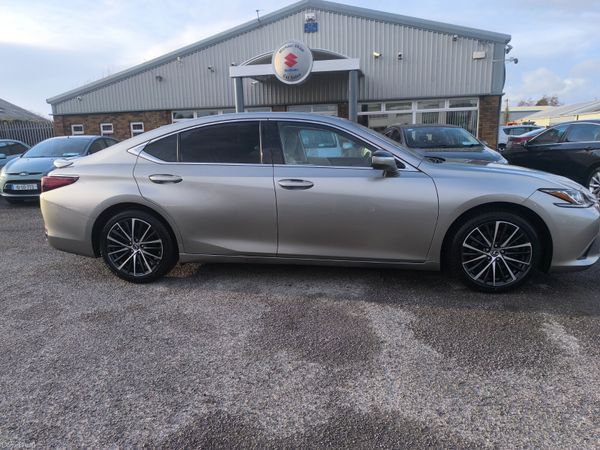 Lexus ES Saloon, Petrol Hybrid, 2022, White