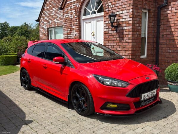 Ford Focus Hatchback, Diesel, 2016, Red