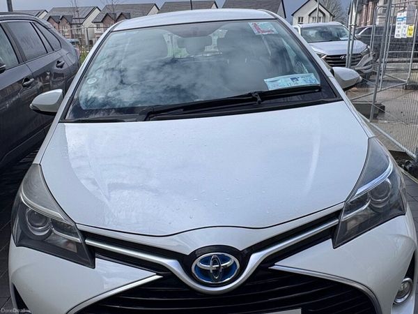 Toyota Yaris Hatchback, Petrol Hybrid, 2016, White