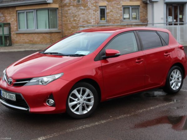 Toyota Auris Hatchback, Diesel, 2014, Red