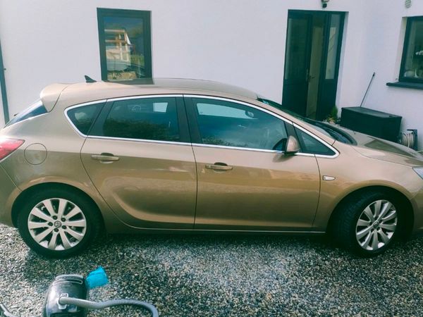 Vauxhall Astra Hatchback, Diesel, 2013, Bronze