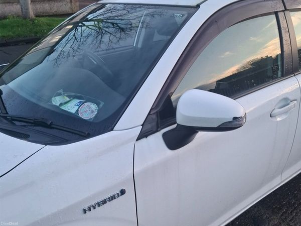 Toyota Corolla Estate, Petrol Hybrid, 2016, White