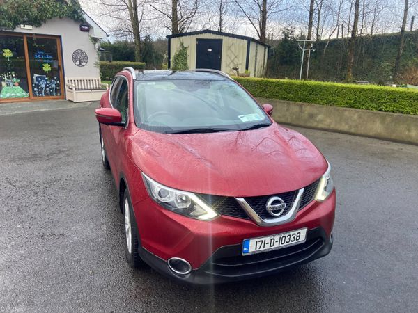Nissan Qashqai SUV, Diesel, 2017, Red