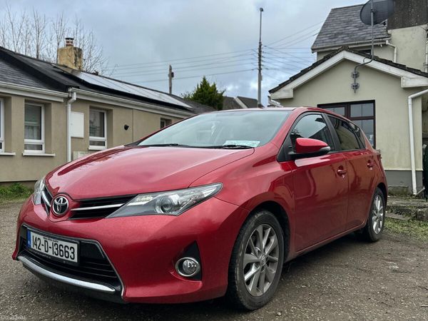 Toyota Auris Hatchback, Diesel, 2014, Red