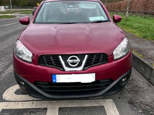 Nissan Qashqai Hatchback, Diesel, 2011, Red