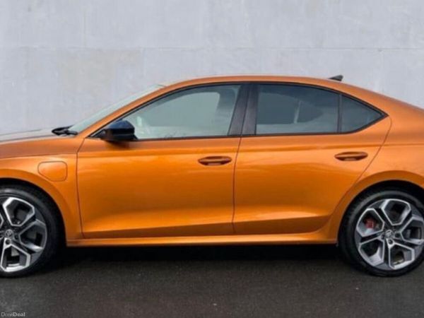 Skoda Octavia Saloon, Diesel, 2024, Orange