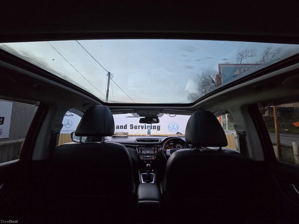 Nissan Qashqai Hatchback, Diesel, 2016, Red