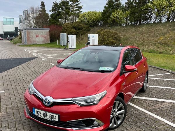 Toyota Auris Hatchback, Petrol Hybrid, 2016, Red