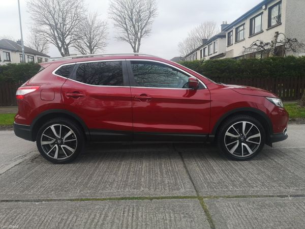 Nissan Qashqai Hatchback, Diesel, 2014, Red