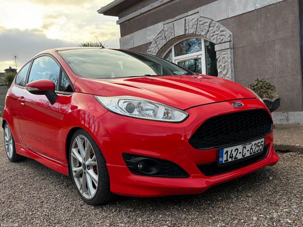 Ford Fiesta Hatchback, Petrol, 2014, Red