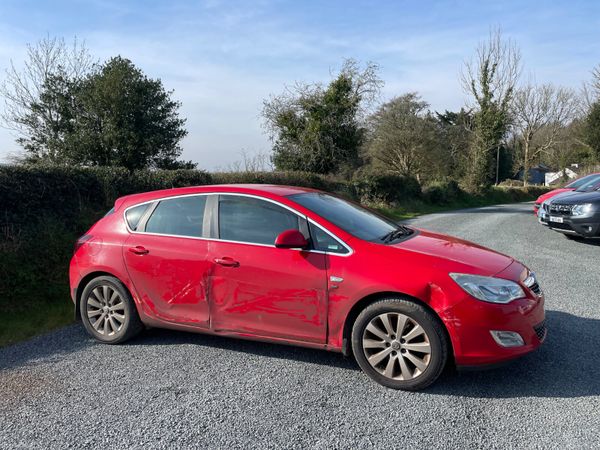 Vauxhall Astra Hatchback, Diesel, 2011, Red