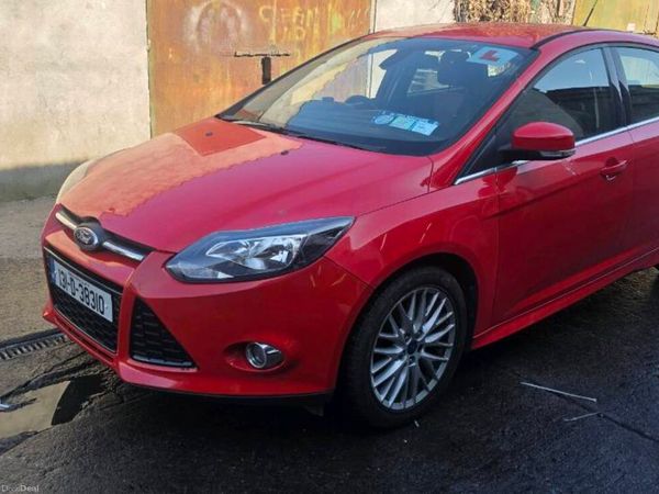 Ford Focus Hatchback, Petrol, 2013, Red