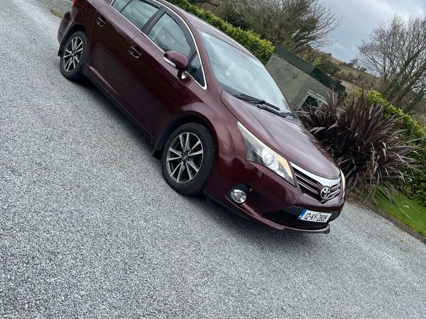 Toyota Avensis Saloon, Diesel, 2012, Red
