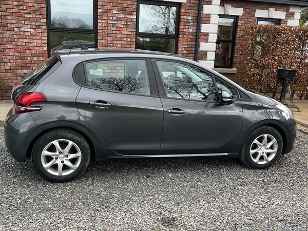 Peugeot 208 Hatchback, Petrol, 2016, Grey