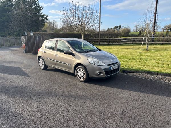Renault Clio Hatchback, Petrol, 2011, Gold