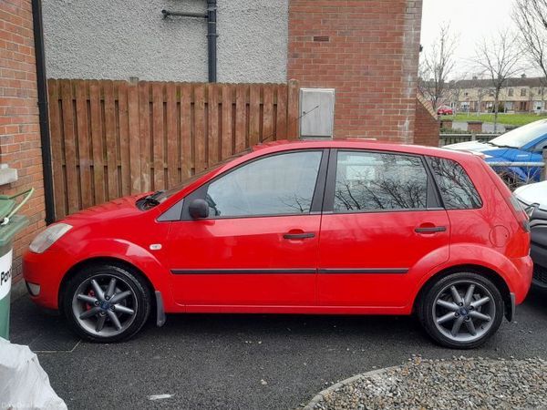 Ford Fiesta Hatchback, Petrol, 2005, Red