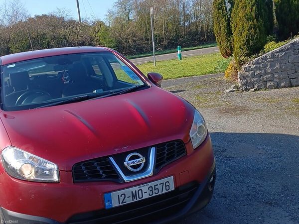 Nissan Qashqai Hatchback, Diesel, 2012, Red