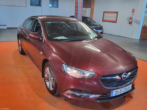 Opel Insignia Hatchback, Diesel, 2021, Red
