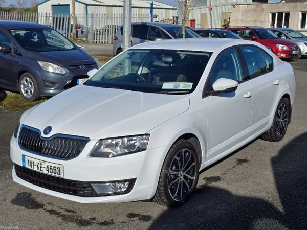 Skoda Octavia Hatchback, Petrol, 2014, White