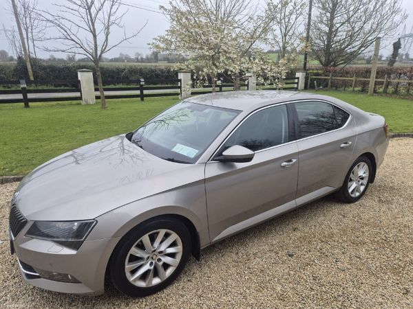 Skoda Superb Saloon, Diesel, 2017, Yellow