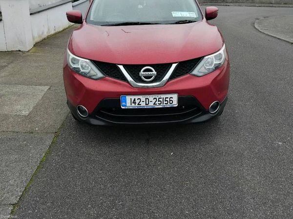 Nissan Qashqai Hatchback, Diesel, 2014, Red