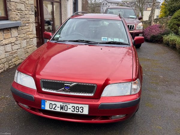 Volvo V40 Estate, Petrol, 2002, Red