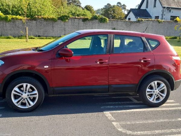Nissan Qashqai Hatchback, Diesel, 2013, Red