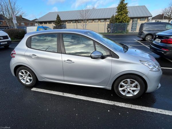 Peugeot 208 Hatchback, Petrol, 2014, Grey