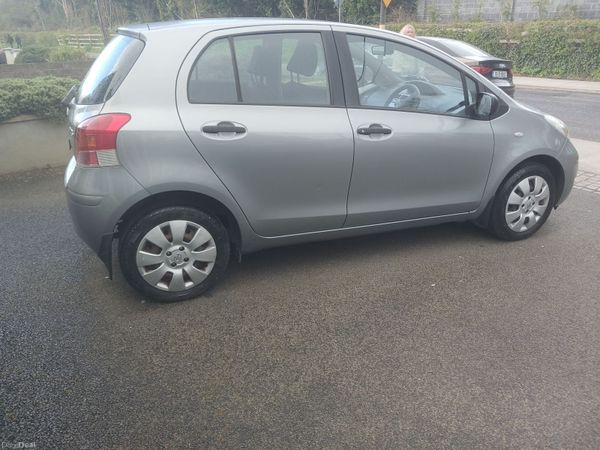 Toyota Yaris Hatchback, Petrol, 2009, Silver
