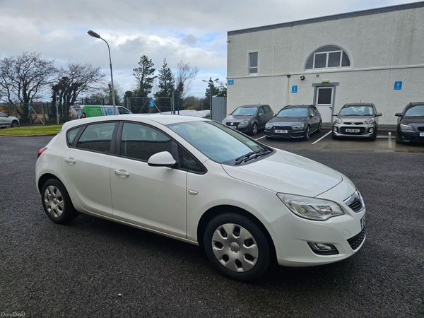 Opel Astra Hatchback, Petrol, 2012, White