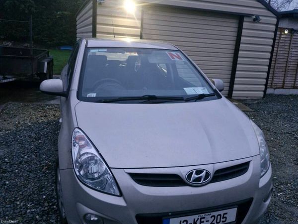 Hyundai i20 Hatchback, Petrol, 2012, Gold