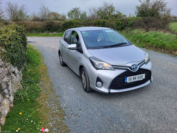 Toyota Yaris Hatchback, Petrol Hybrid, 2015, Silver