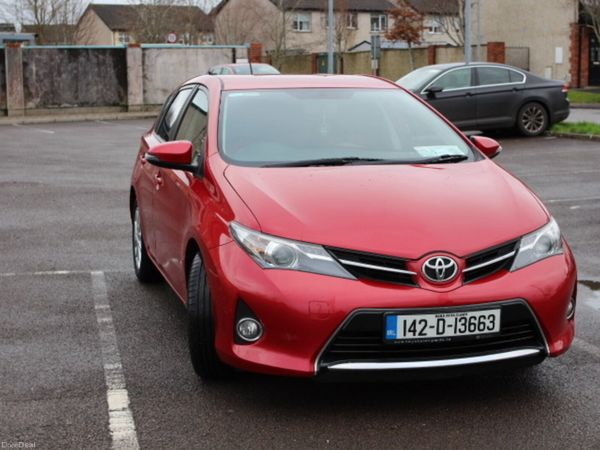 Toyota Auris Hatchback, Diesel, 2014, Red