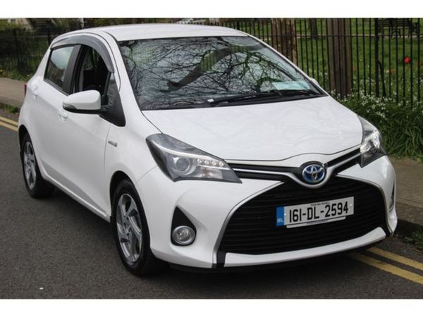 Toyota Yaris MPV, Petrol Hybrid, 2016, White
