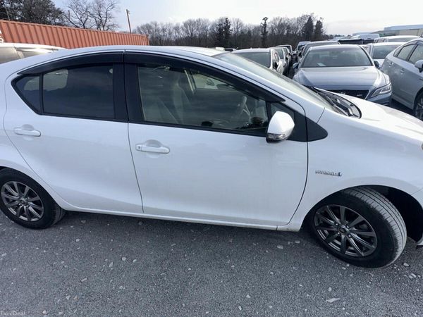 Toyota Aqua Hatchback, Petrol Hybrid, 2015, White