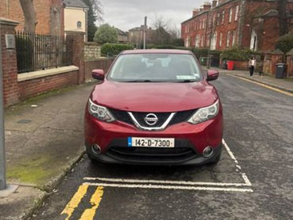 Nissan Qashqai Hatchback, Petrol, 2014, Red
