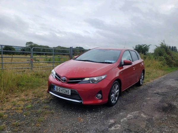 Toyota Auris Hatchback, Petrol Hybrid, 2015, Red