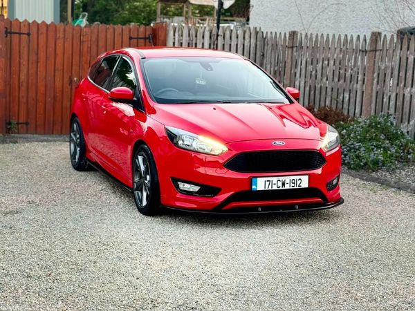 Ford Focus Hatchback, Petrol, 2017, Red