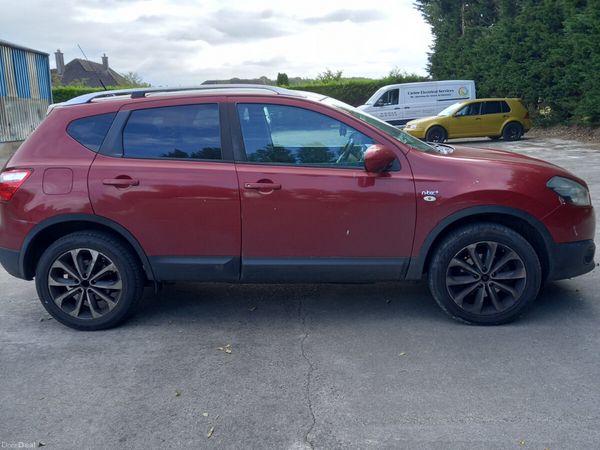 Nissan Qashqai Hatchback, Petrol, 2013, Red