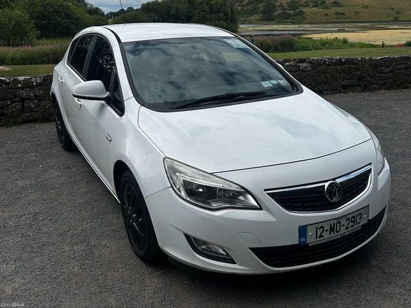 Vauxhall Astra Hatchback, Diesel, 2012, White