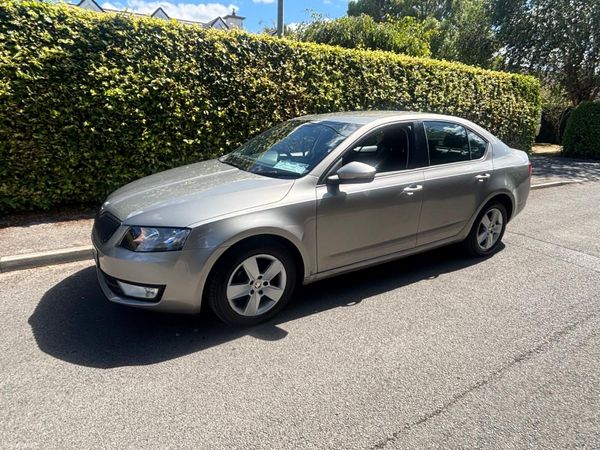 Skoda Octavia Saloon, Diesel, 2017, Yellow