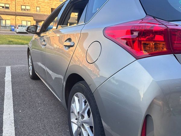 Toyota Auris Hatchback, Petrol, 2014, Grey