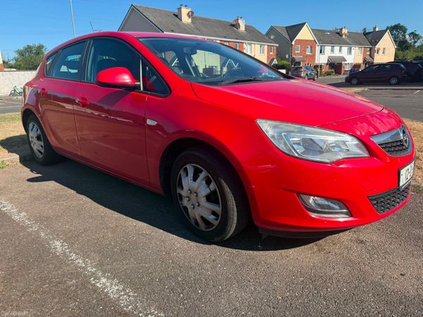 Opel Astra Hatchback, Petrol, 2012, Red