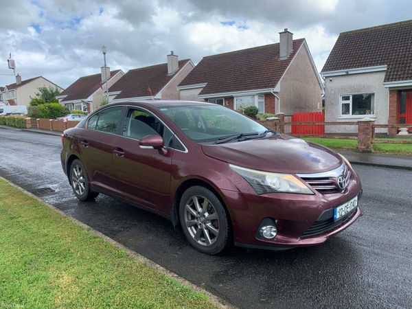 Toyota Avensis Saloon, Diesel, 2012, Red