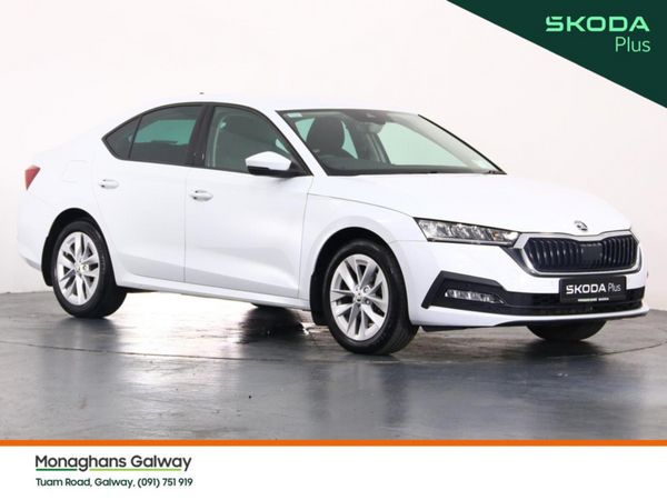 Skoda Octavia Hatchback, Petrol, 2024, White