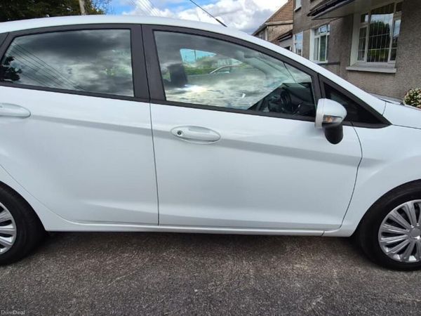 Ford Fiesta Hatchback, Petrol, 2014, White