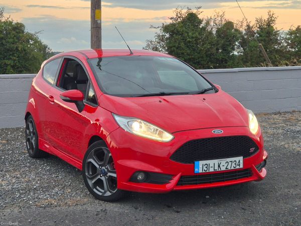 Ford Fiesta Hatchback, Petrol, 2013, Red
