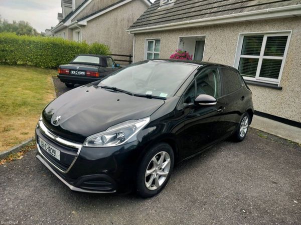 Peugeot 208 Hatchback, Petrol, 2016, Black